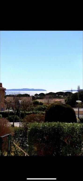 Au Petit Bonheur Vue Mer, Parking, 400M Plage Le Lavandou Exterior photo
